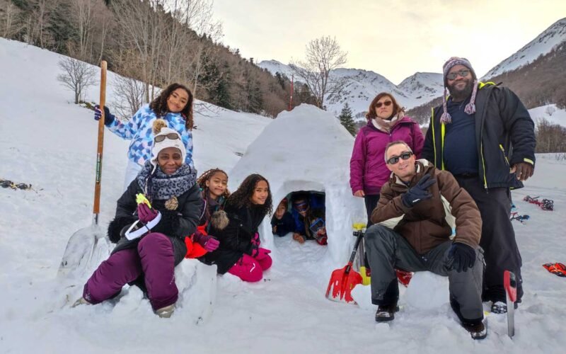 Famille construction igloo